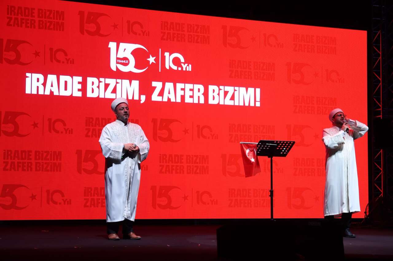 Konya'da 15 Temmuz gecesi! Kılıçarslan Meydanı'na insan seli 35